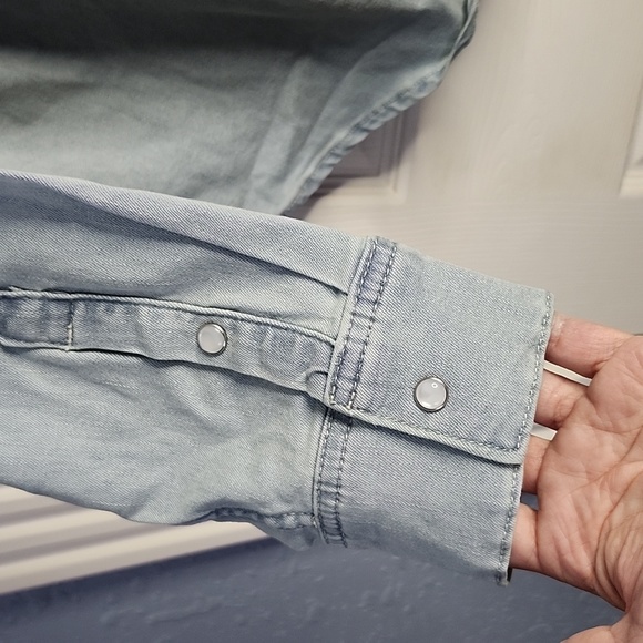 Levi's Women's Demin Western Fit Pearl Snap Button Down Shirt Size 1X - Picture 4 of 10